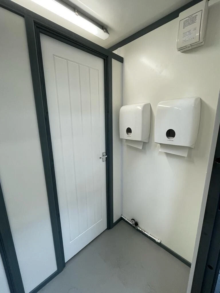 20ft x 8ft Shipping Container Toilet Block – Reading - Image 6